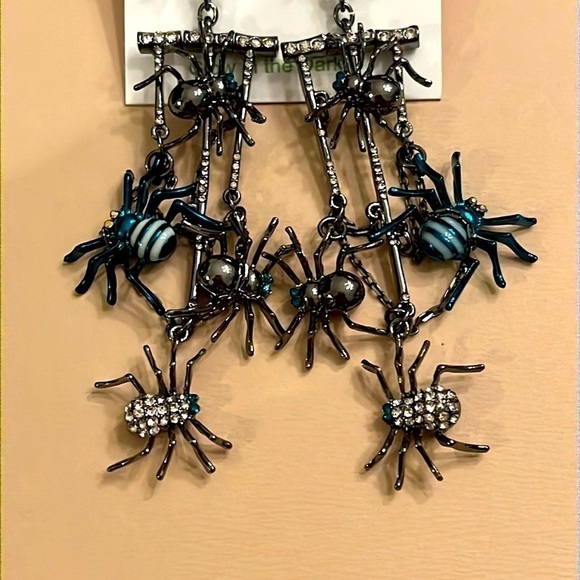 Brand New Betsey Johnson Dangly Spider Drop Earrings Halloween Glow in the Dark - Picture 3 of 15